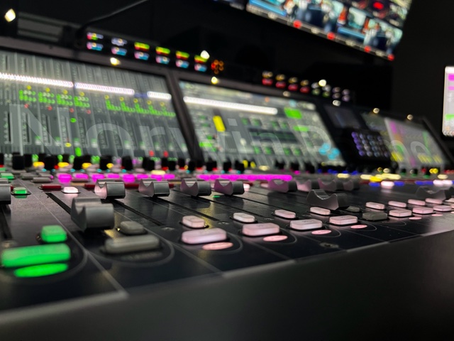 Norwin Palme an einem Lawo-Broadcast-Pult